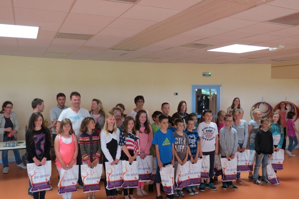 Remise de livres aux CM2